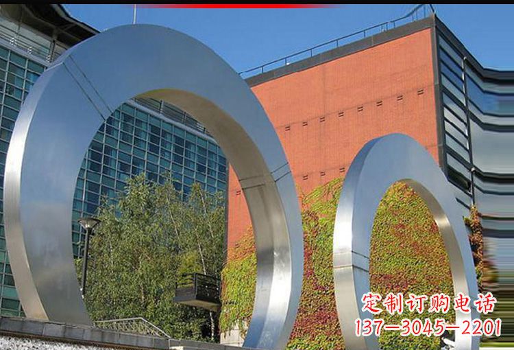广西城市空间里的不锈钢圆环雕塑