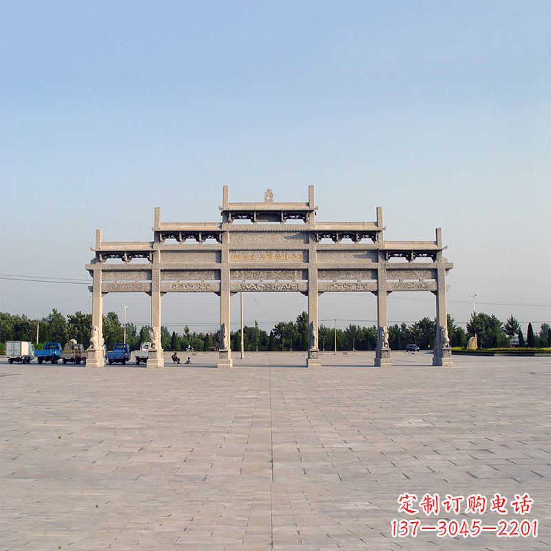 广西精美石雕牌坊点缀城市广场