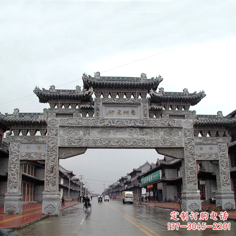 广西城市街道仿古石牌楼