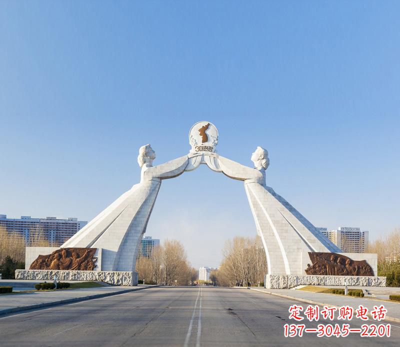 广西城市街道拱门石雕