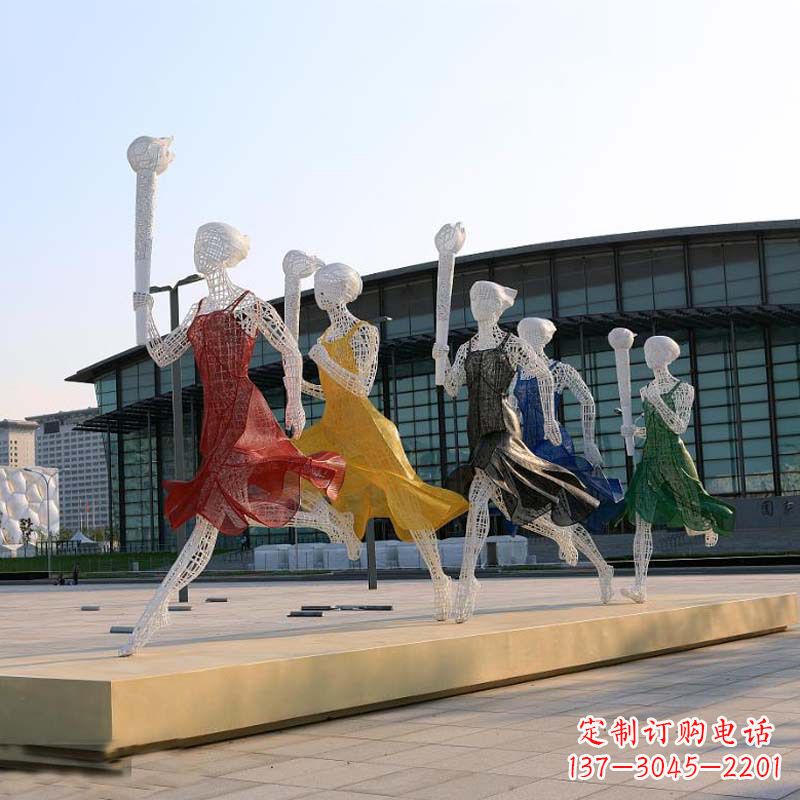 广西城市街道广场持火炬跑步的美女雕塑