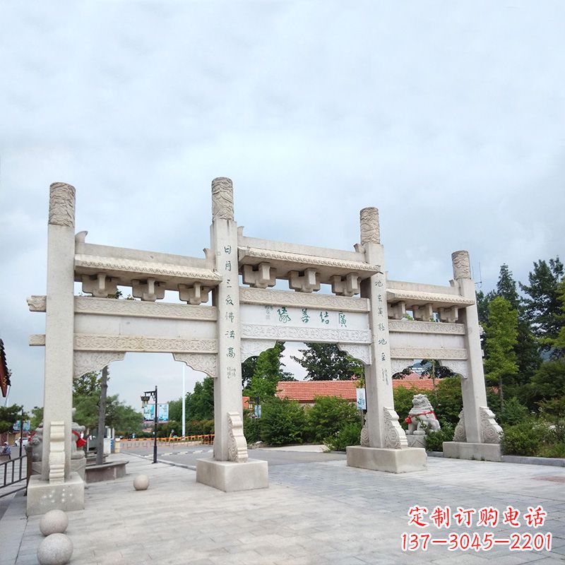 广西城市街道上的牌坊雕塑