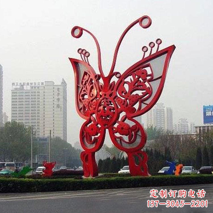广西绿化带上的大型红色蝴蝶雕塑