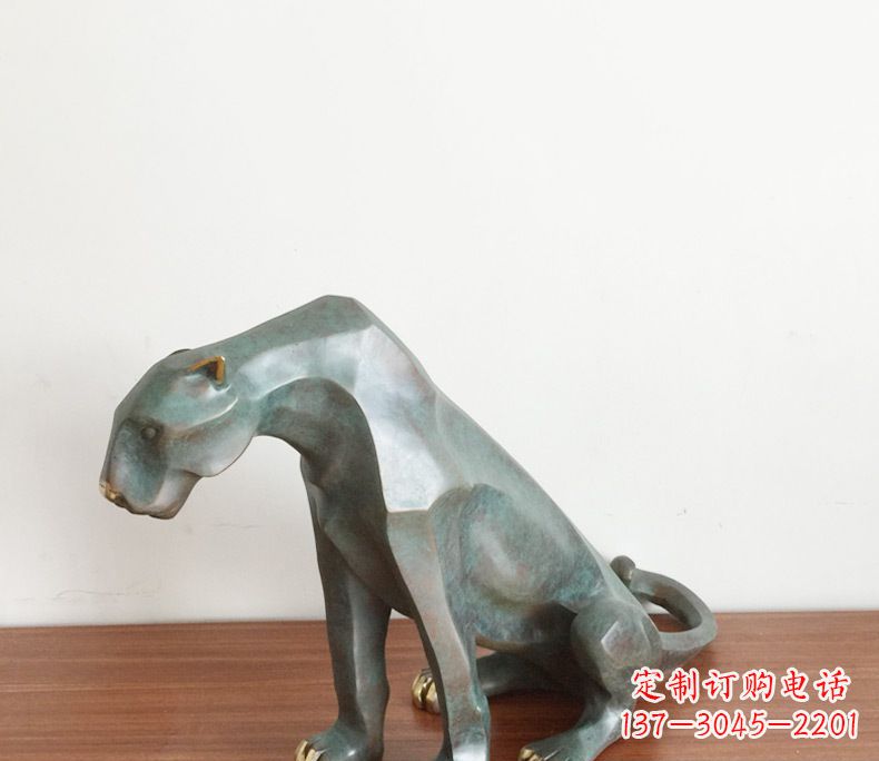 广西绚丽多彩的豹子动物铜雕