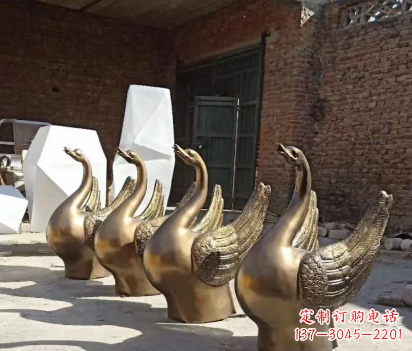 广西精美的天鹅铜雕