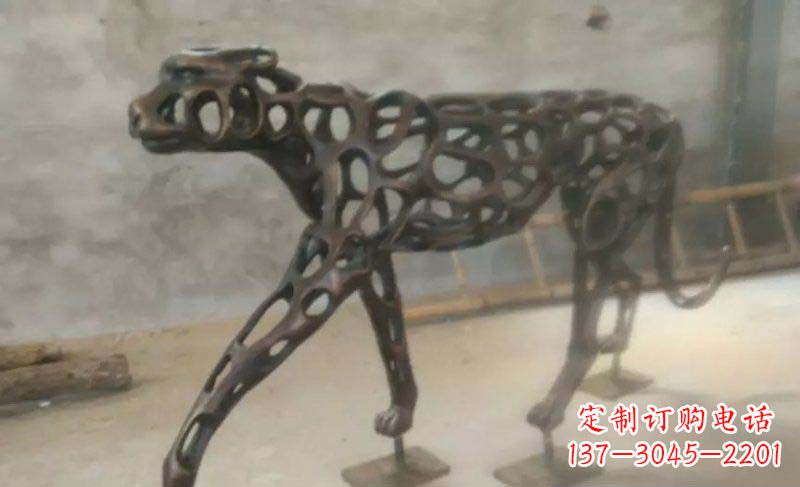 广西珍贵的豹雕塑——金钱豹公园的标志