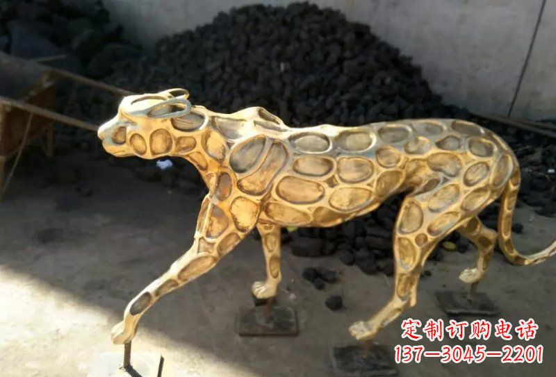 广西青铜豹雕塑象征着非凡力量与威严