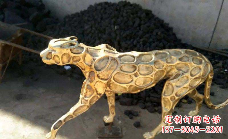 广西雄健的豹雕塑