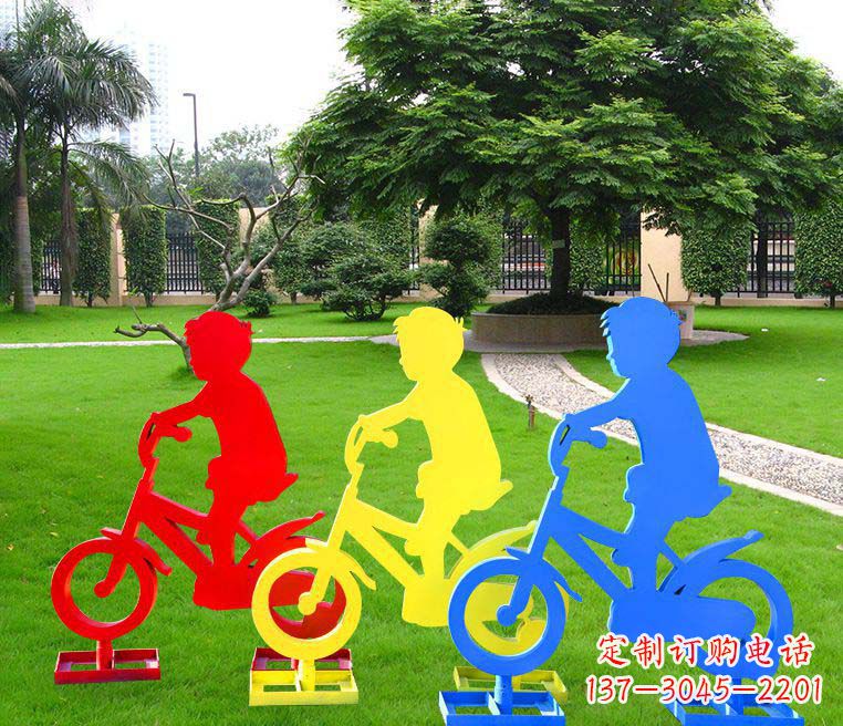 广西抽象男孩骑单车雕塑
