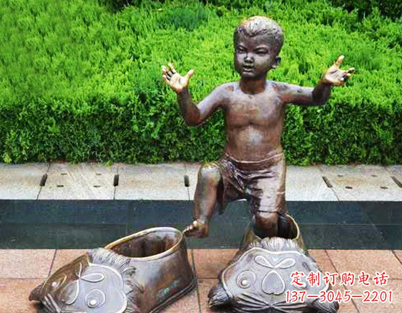 广西穿老虎鞋的小孩公园小品玻璃钢仿铜雕塑
