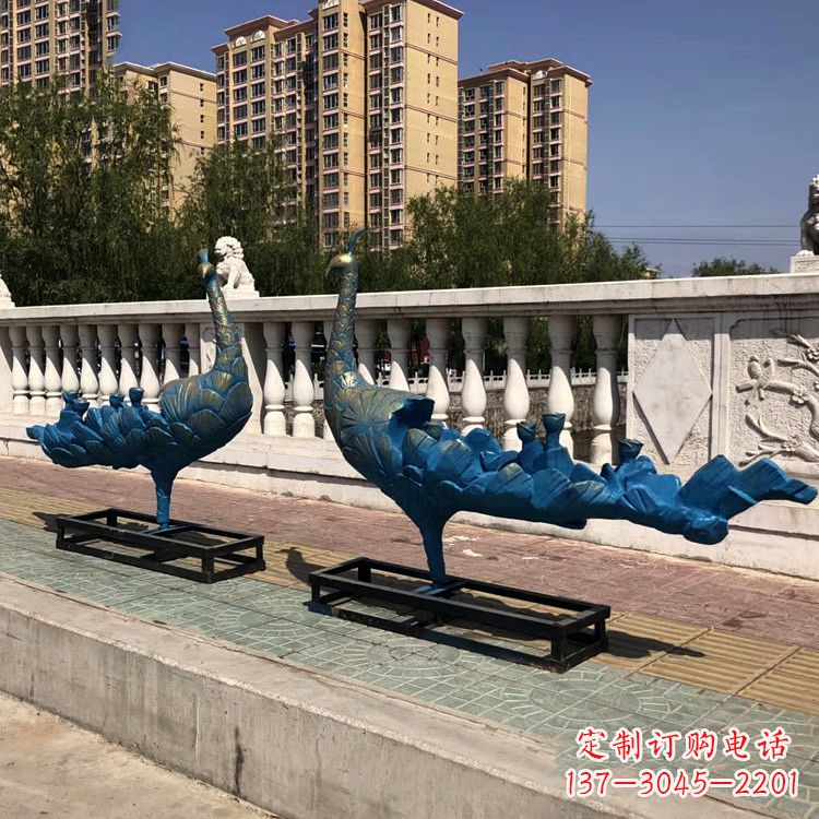 广西珠翠集精美孔雀雕塑