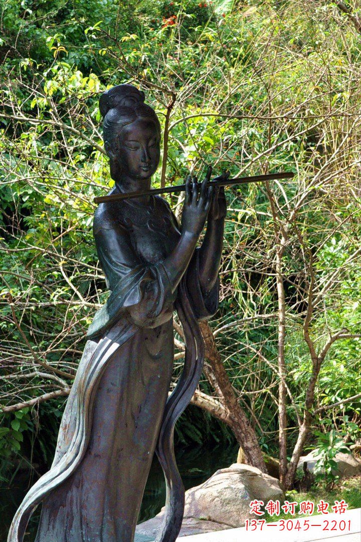 广西吹笛子的古代美女铜雕