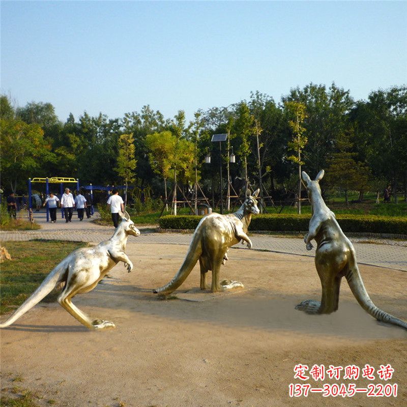 广西袋鼠雕塑点缀小区公园和谐景观