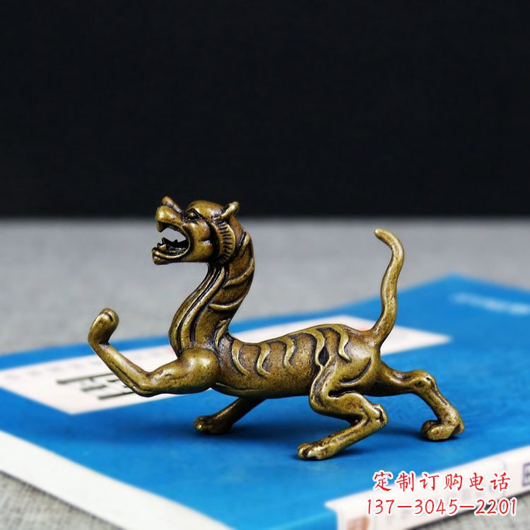 广西金色纯铜铸造的白虎雕塑