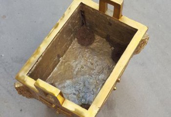广西以纯铜铸造的金色香炉鼎