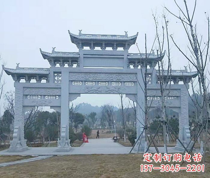 广西村口三门石雕牌楼古朴华丽