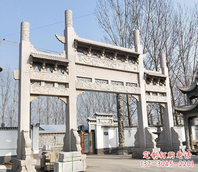 广西村口的珍贵文化——牌坊雕塑