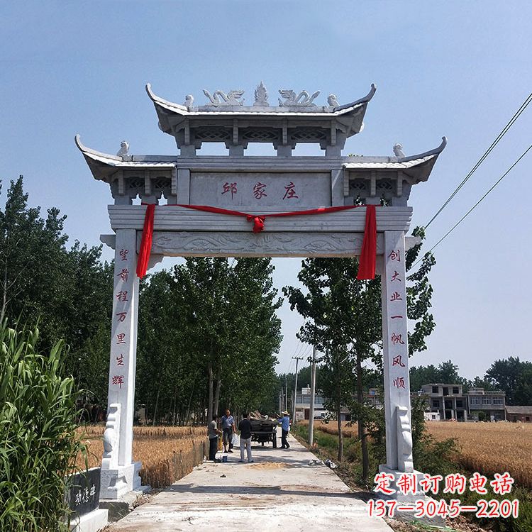 广西古村落中的石牌坊雕塑