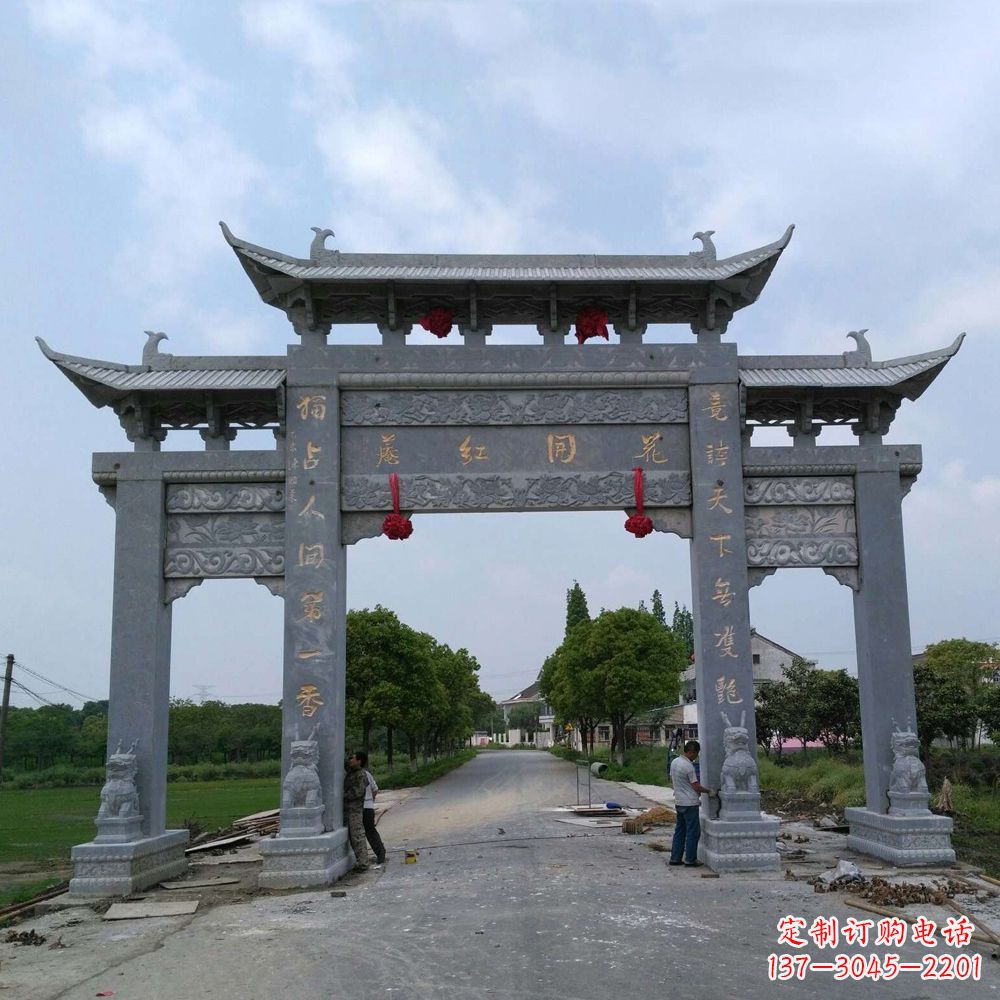 广西青石三门牌坊雕塑传承中国古典文化