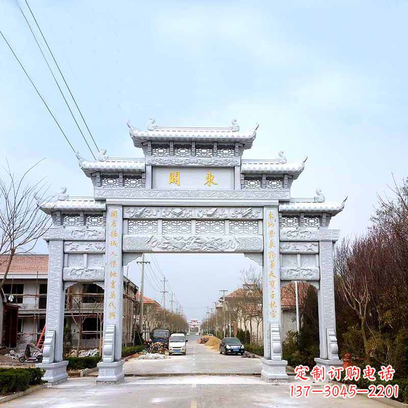 广西传承古风——村镇三门石牌坊雕塑