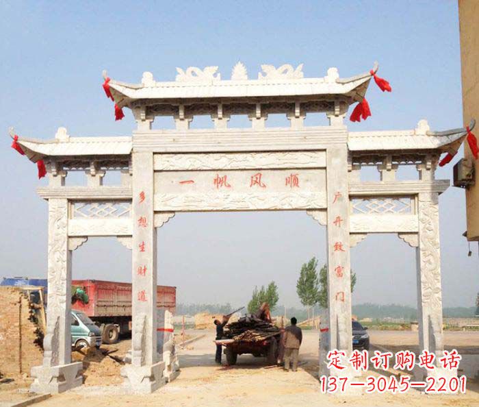 广西村庄大理石三门牌坊石雕。
