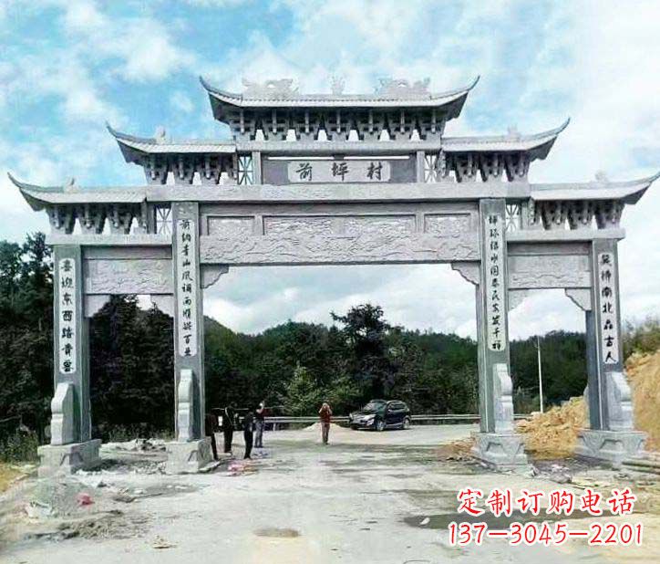 广西村庄三门石牌坊石雕的内容。