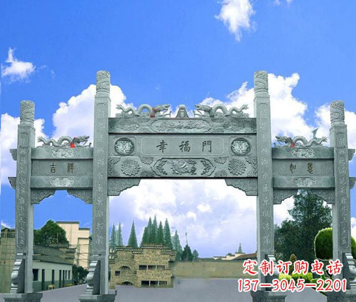 广西村庄三门牌坊的雕塑之美