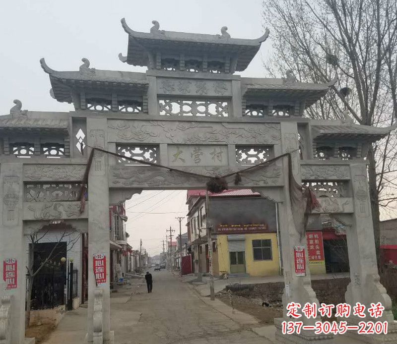 广西村庄三门石牌坊石雕传承古老文化