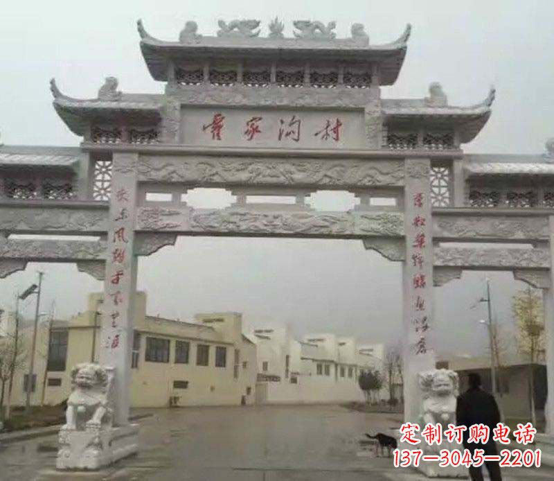 广西村庄三门石牌坊雕塑的历史与文化