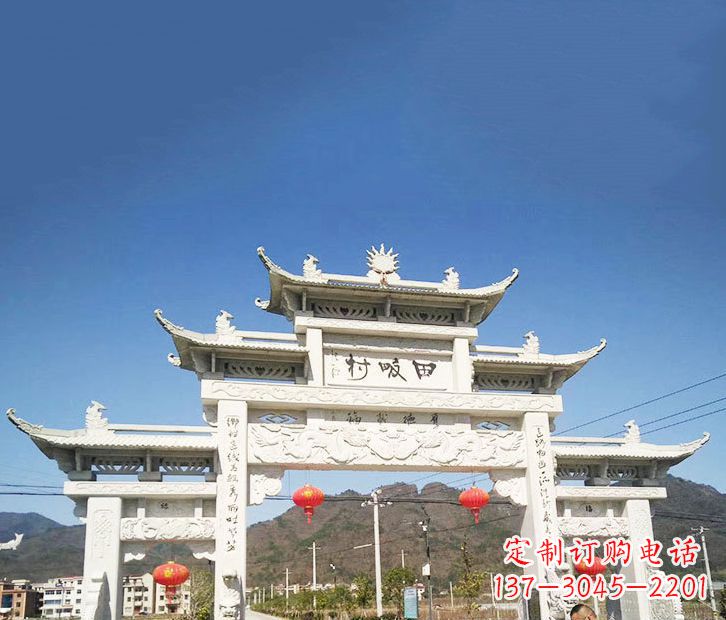 广西村庄的牌坊雕塑