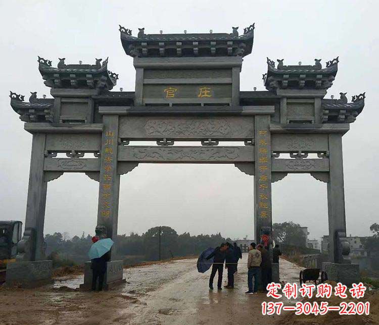 广西村庄牌坊雕塑传承古老文化