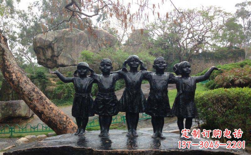 广西搭肩的儿童人物铜雕
