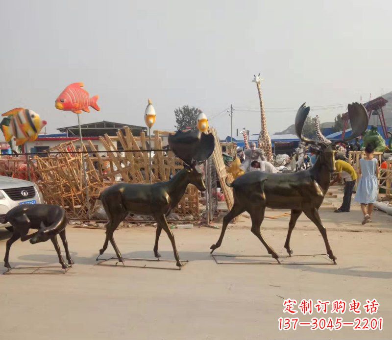 广西大角鹿群的铜雕美丽的艺术精品