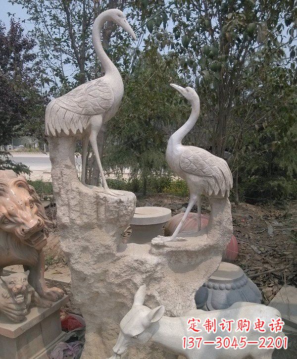 广西静谧优雅的丹顶鹤雕塑