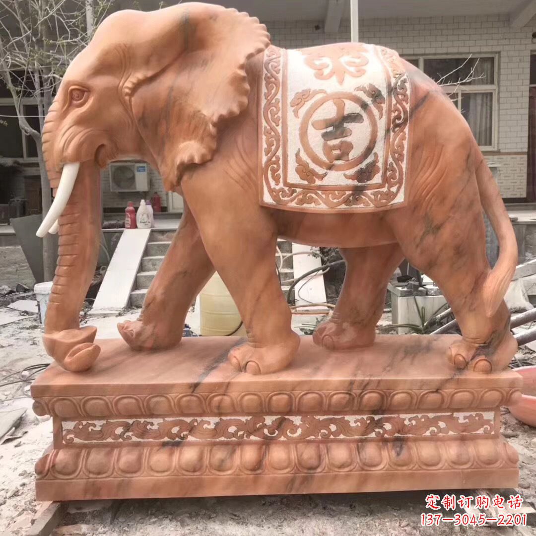 广西欣赏传统工艺精湛的大象雕塑
