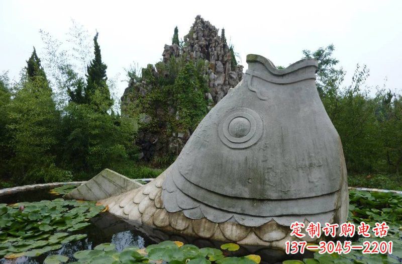 广西大型喷水鲤鱼石雕