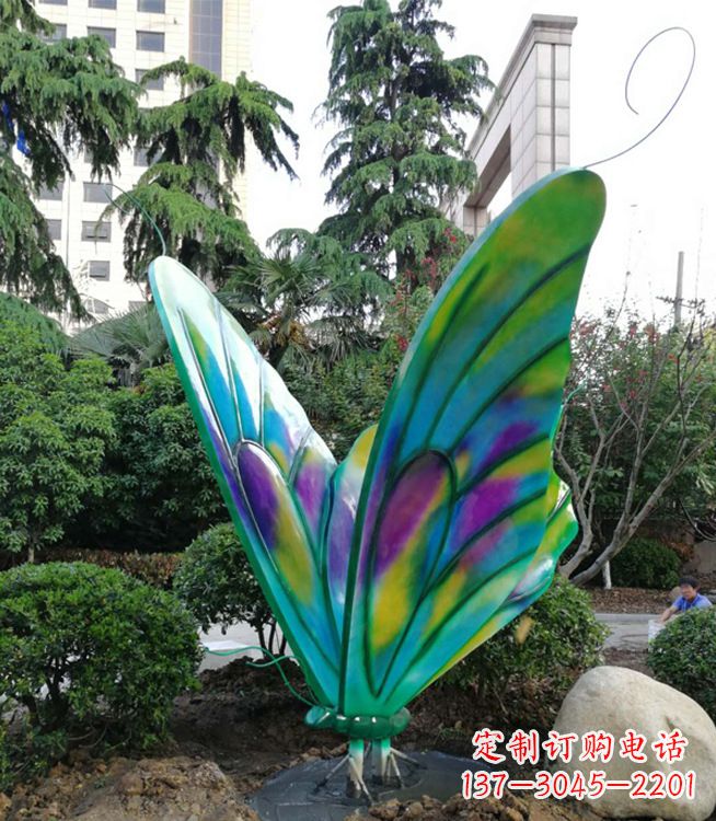 广西华丽璀璨的蝴蝶彩绘雕塑