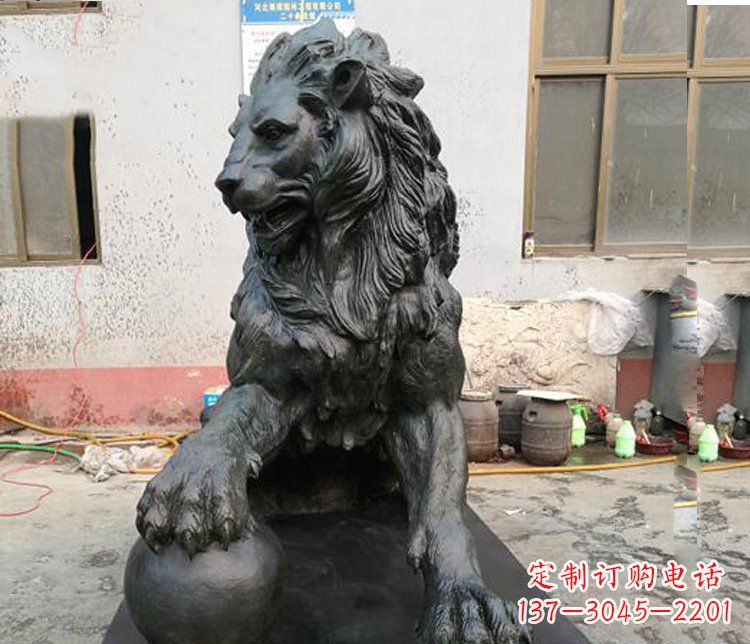 广西高质量西方踩球狮子铜雕塑