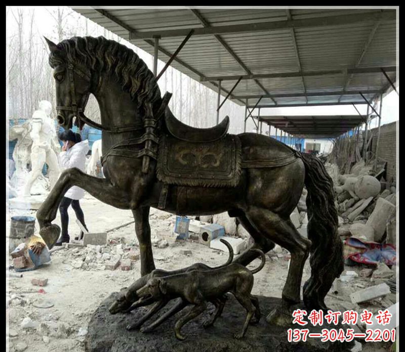 广西戴马鞍的马和狗铜雕