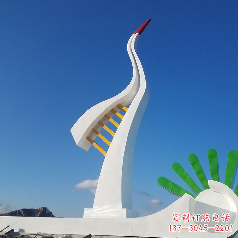 广西珍贵雅致的丹顶鹤雕塑