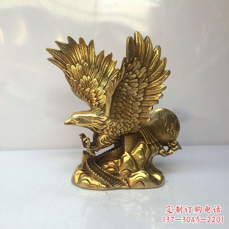 广西高雅迷人的镀金铜老鹰雕塑