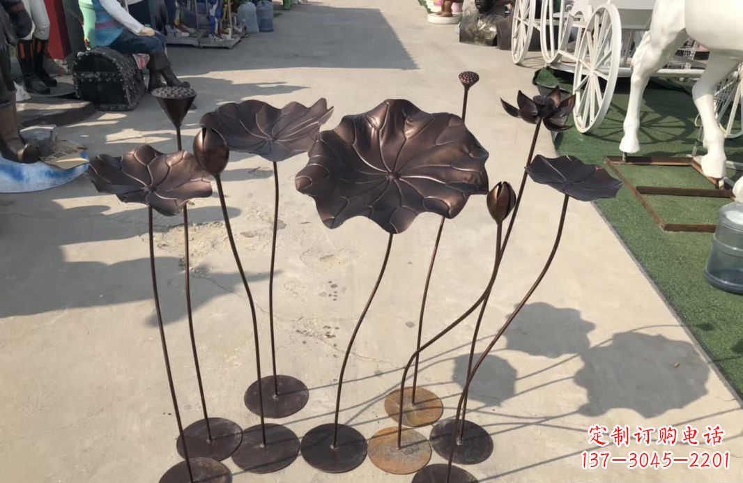 广西锻铜园林异彩纷呈的荷花雕塑
