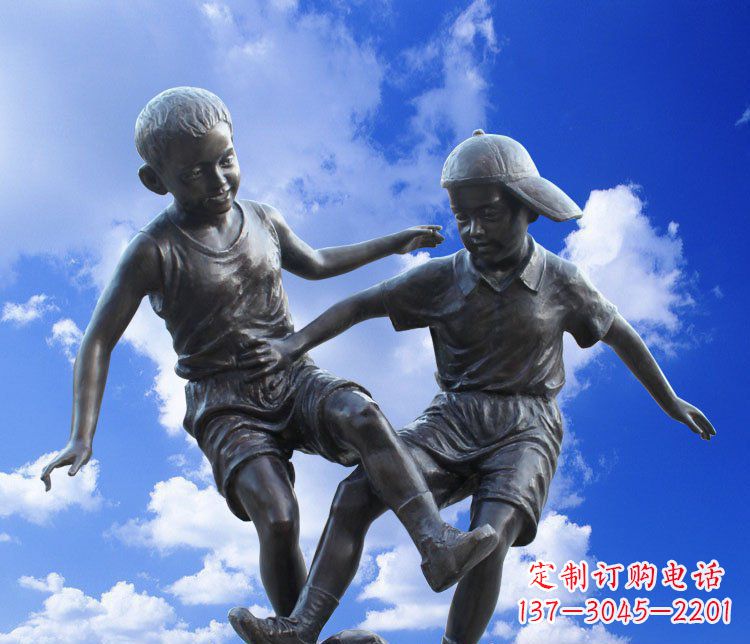 广西校园玻璃钢仿铜儿童踢球景观雕塑