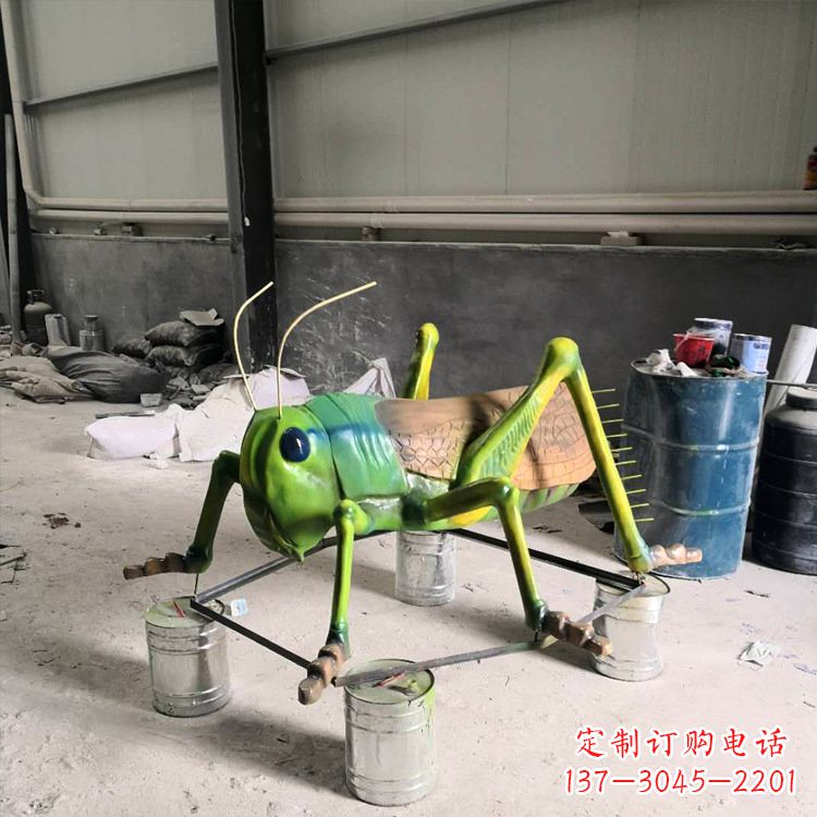 广西仿真蚂蚱玻璃钢蝗虫雕塑