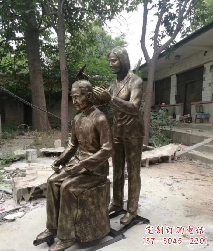 广西纪念母亲的传统铜雕梳头人物
