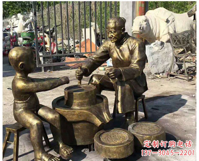 广西传承传统,细节丰富的把老人磨豆浆雕塑