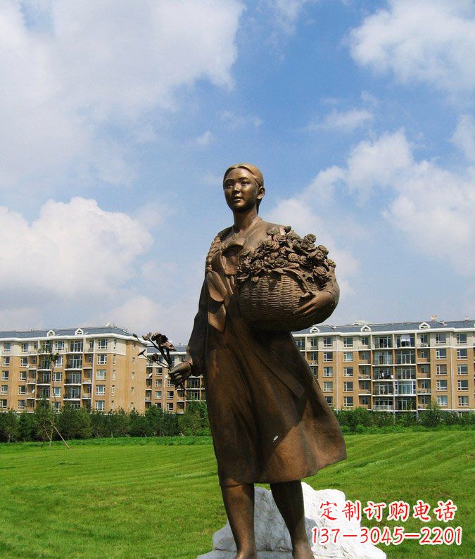 广西传统精美少数民族雕塑——抱花篮的少数民族女孩