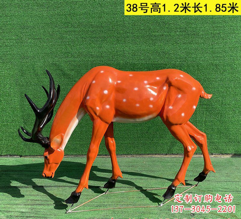 广西以玻璃钢精心制作的梅花鹿雕塑