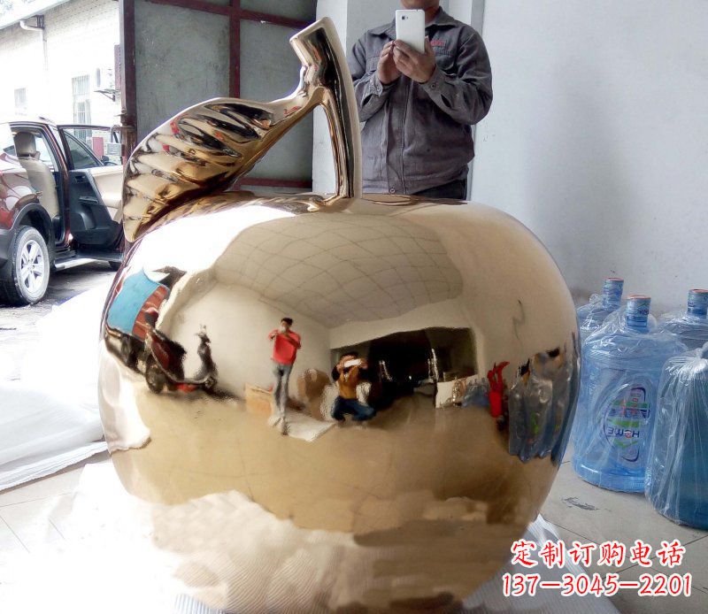 广西精美的不锈钢镜面苹果雕塑