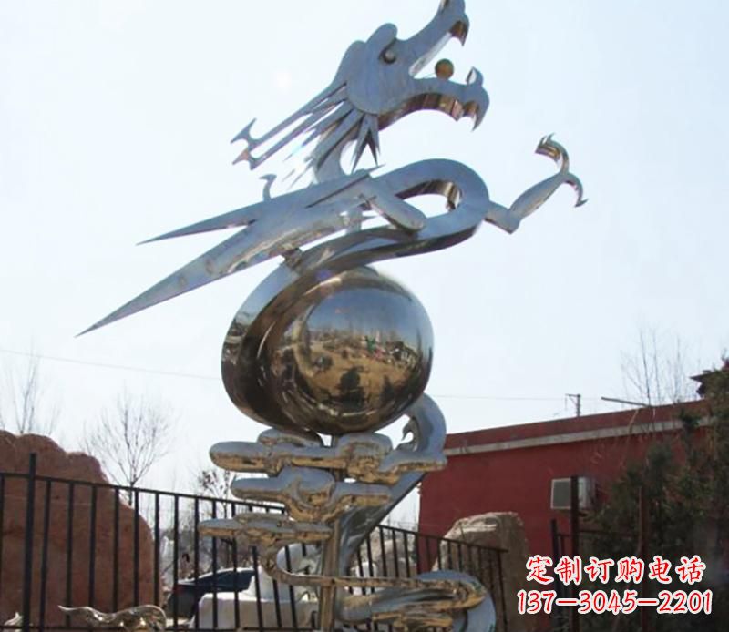广西传统与现代完美结合的青铜龙雕塑